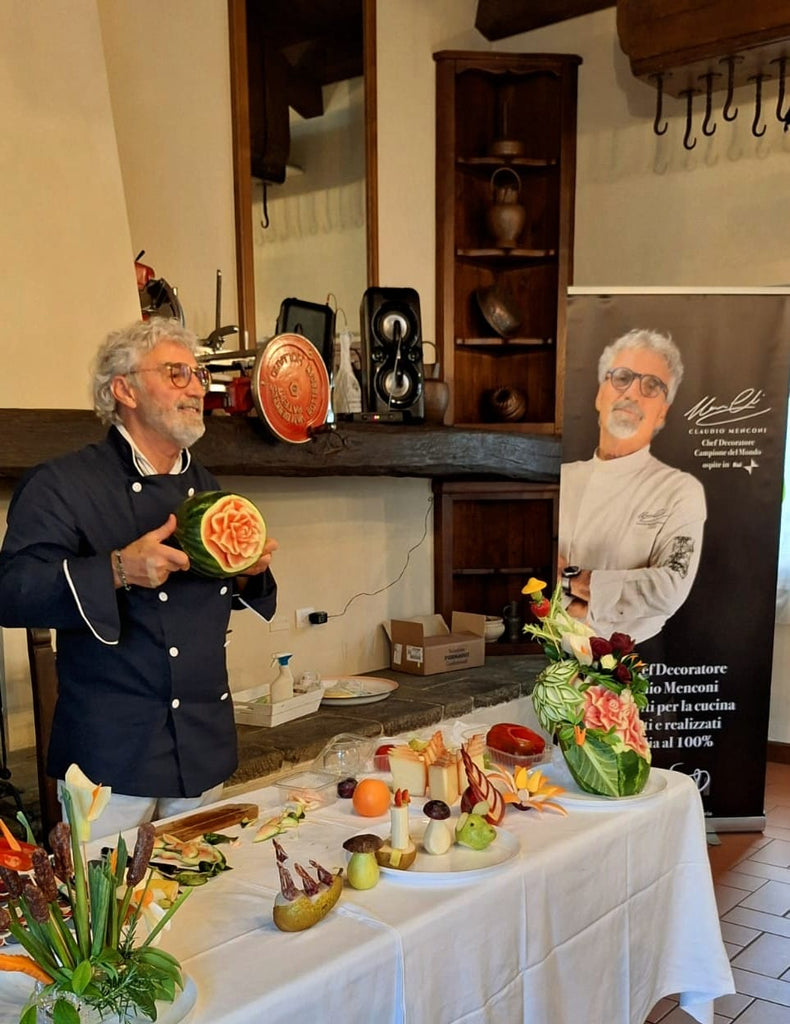 Chef Claudio Menconi indossa la giacca da cuoco sartoriale della Sartoria Simani