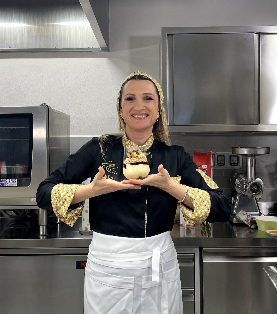 Chef Federica Continanza indossa la giacca da Chef cucita su misura e ricamata dalla Sartoria Simani. 