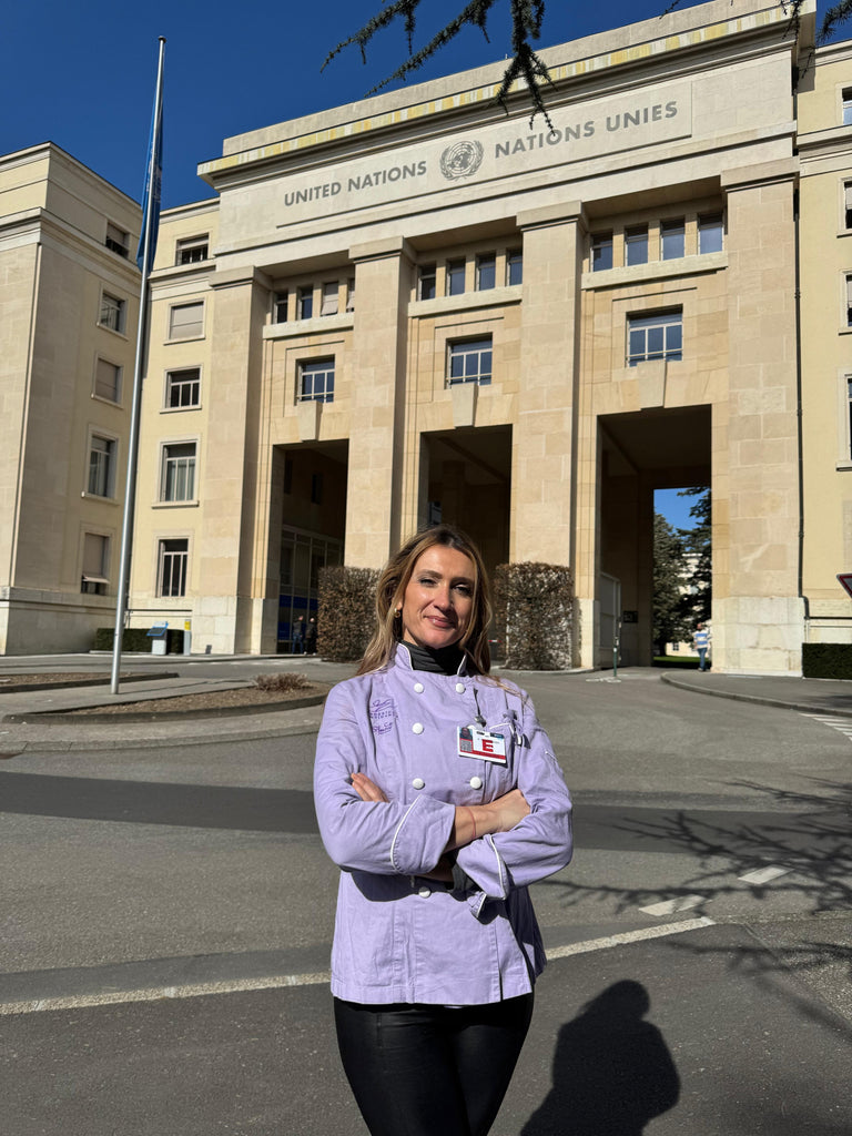 chef Federica Continanza è a Ginevra alla sede delle Nazioni Unite per elaborare loro un menù sano ed indossa le divise della sartoria Simani