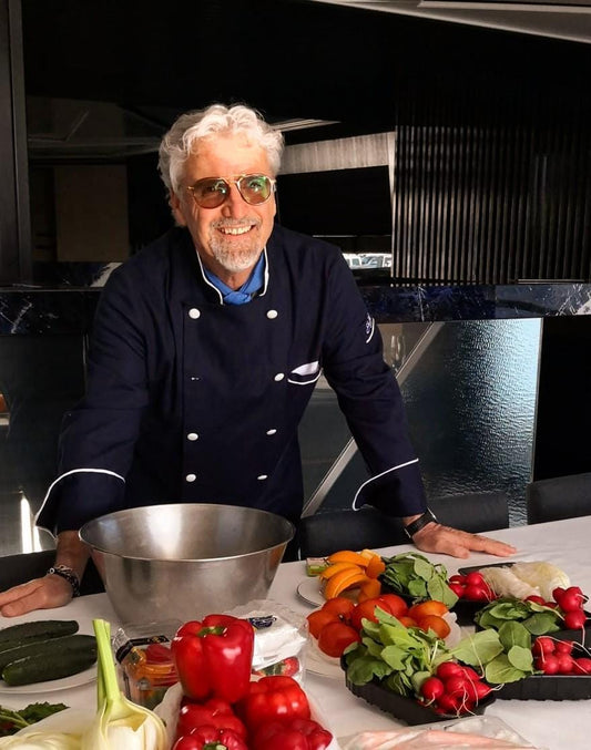 Chef Claudio Menconi indossa la giacca da cuoco modello Navale cucita su misura e personalizzata con il ricamo della sua firma dalla Sartoria Simani