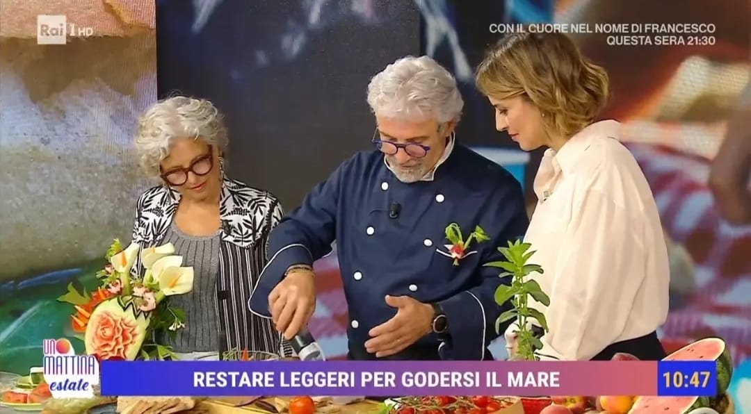 Chef Claudio Menconi UnoMattina estate veste la giacca modello Navale della Sartoria Simani e propone una ricetta per stare leggeri insieme a una nutrizionista e alla conduttrice Greta Mauro