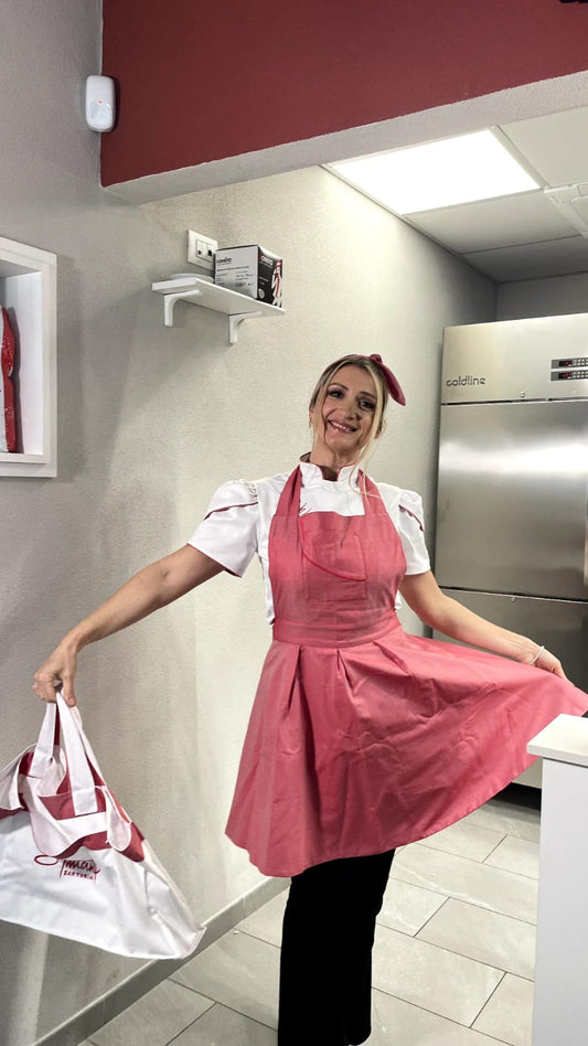 Chef Federica Continanza: sempre elegante con l'abbigliamento da cuoco della Sartoria Simani