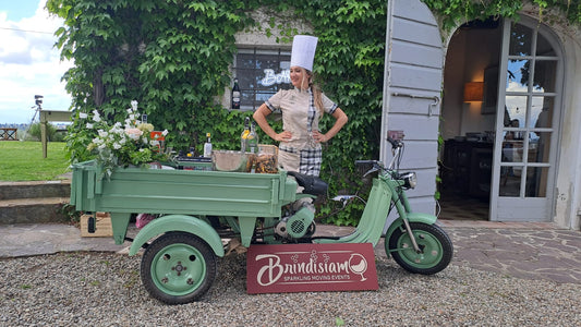 Federica Continanza personal chef indossa l'abbigliamento professionale per la cucina della Sartoria Simani appositamente cucito per lei