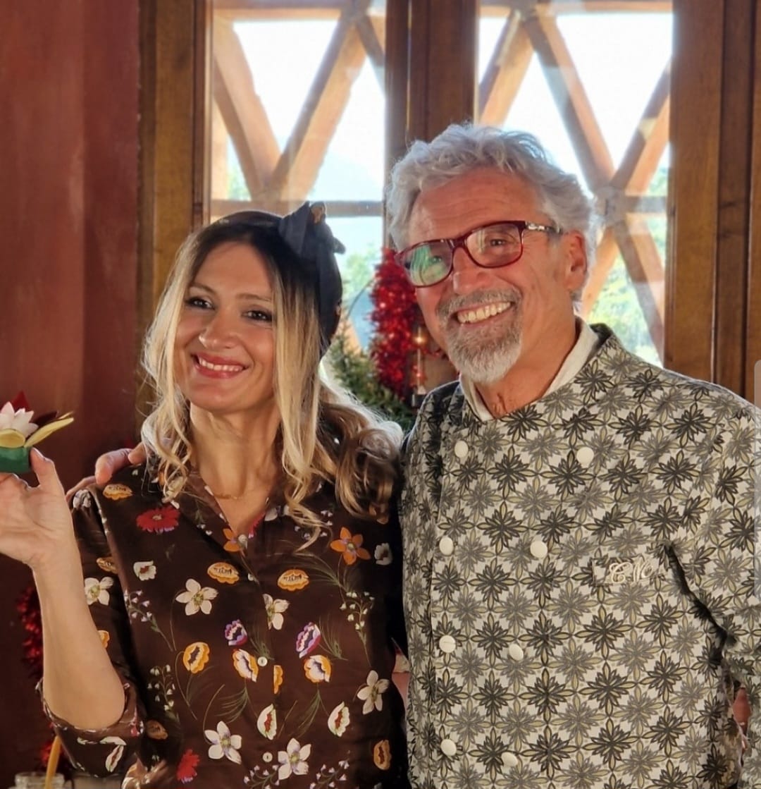 La personal chef Federica Continanza e il Maestro chef decoratore Claudio Menconi durante le riprese delle videoricette per la Sartoria Simani indossando i capi sartoriali 100% made in Italy realizzati dalle nostre sarte nei nostri laboratori in Toscana