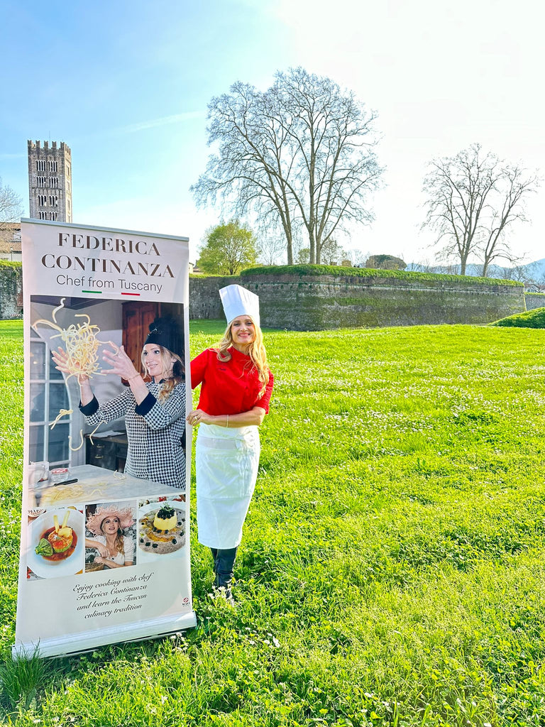 Camicia da Chef sartoriale indossata a Lucca gustosa dalla chef Federica Continanza. l'abbigliamento da cuoco professionale è realizzato dalla sartoria Simani