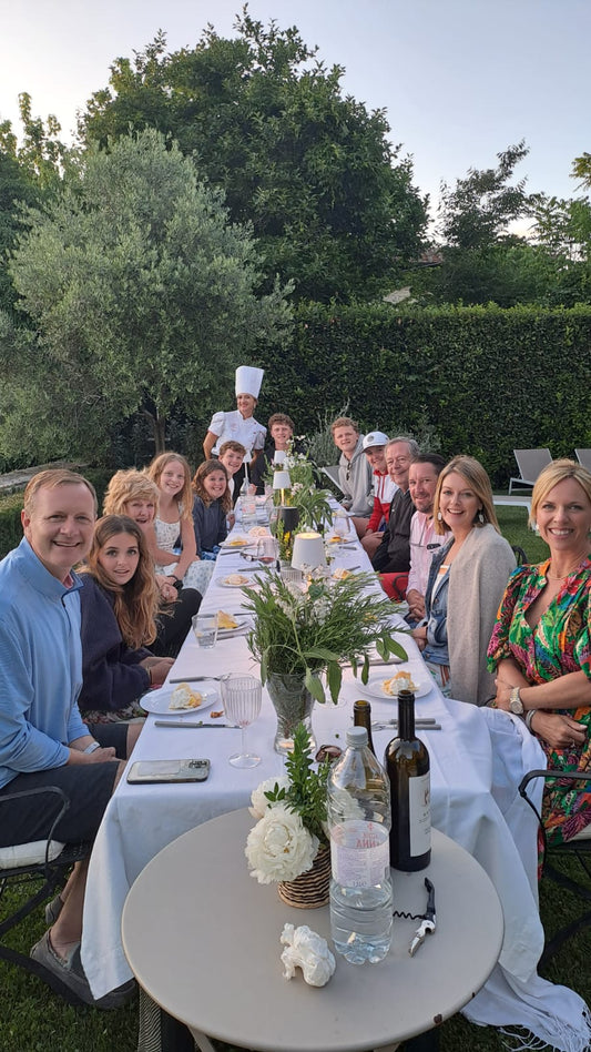 Chef Federica Continanza durante una cena privata indossa la divisa da cuoco Lollipop della Sartoria Simani